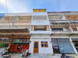 อาคารพาณิชย์ 2 ชั้นครึ่งตกแต่งสไตล์มินิมอล. ใกล้รพ.ชลบุรี