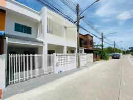 บ้านทาวน์โฮม2ชั้น. ฝั่งตรงข้ามโรงเรียนชลชาย. ชลบุรี