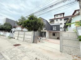 บ้านเดี่ยว2ชั้นหลังใหญ่. ใกล้รร.ชายชล