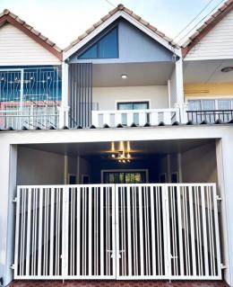 ทาวน์เฮ้าส์ 2 ชั้น อีสแลนด์