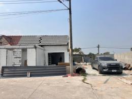 บ้านชั้นเดียวหลังคาแดง. พนัสนิคม